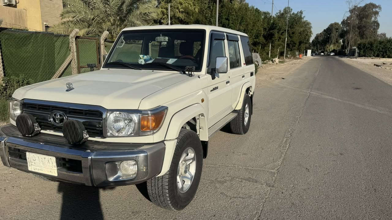 السلام عليكم 
لاندكروزر حوثيه موديل 2014 رقم بغداد 
ماشيه 100 الف سياره نظيفه مثل ماموضح بالصور بيه شويه بارده وصبغ بالجاملغ الخلفي جهه السائق جام كهربائي تخم تاير جديد محرك 4000 بانزين كير محرك بلادي 
مكان السياره بغداد الكرخ 
السعر 25000 الف دولار
يعني  250 ورقه وبيها مجال 

  للاستفسار ***********
