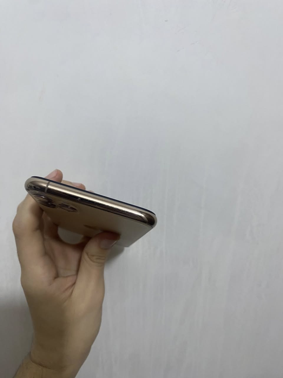 أيفون 11 برو ماكس ذهبي 
ذاكره 256 
النموذج M
البطارية 100 مبدل 
شاصي كلش نظيف كامرات اي خلل مابي كله شغال 
مبدل شاشة فقط اصلية كلش حلوه 
السعر ٢٨٥ وبي مجال 
عنواني بغداد مدينة الصدر ***********
