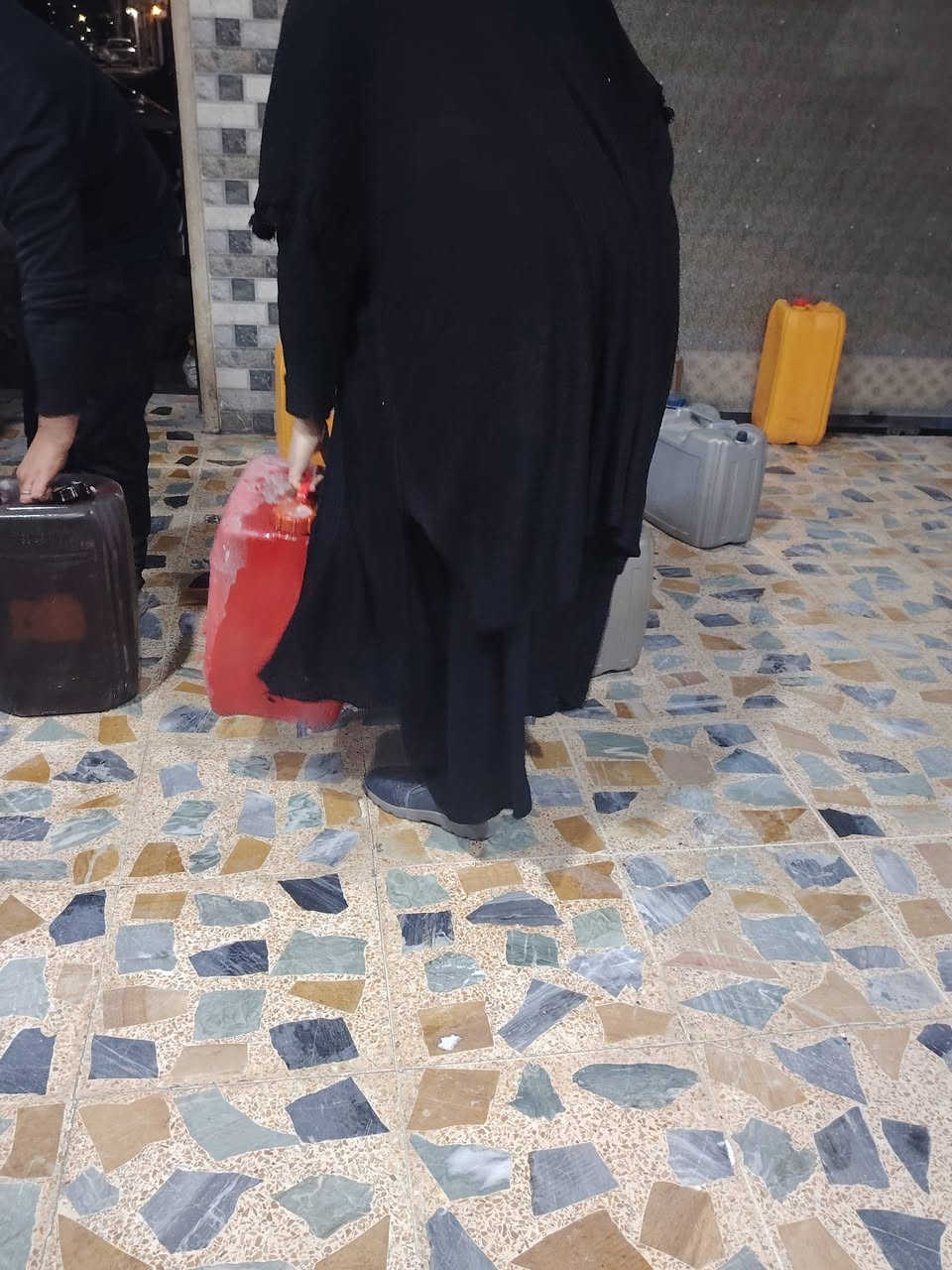 ✨ توثيق | السبت الموافق ٢٤ / ١ / ٢٠٢٦ ✨
❄️ نظراً لموجة البرد الشديدة التي نعيشها هذه الأيام،
ومن أجل إدخال الدفء إلى بيوت المتعففين والأيتام،
مكّننا الله ووفّقنا بفضله 🤲
🛢️ إيصال تبرع أحد المحسنين
بكمية ٤٠٠ لتر من النفط الأبيض
تم توزيعها على ٢٣ عائلة محتاجة
🏠🔥 دفءٌ وصل إلى قلوبٍ أنهكها الشتاء،
ودعوةٌ صادقة خرجت من أفواهٍ لا تملك إلا الدعاء.
🤍 جزى الله المحسن خير الجزاء،
وجعل هذا العطاء في ميزان حسناته.
✨ #توثيق
✨ #شتاء_دافئ
✨ #جبر_الخواطر
✨ #الأيتام
✨ #المتعففين
✨ #النفط_الأبيض
#سفراءالخواطر اياديكم لمن لا تصله الأيادي وجسركم لمن انقطعت به السبل ودليلكم لمن لا دليل له...
ارقامنا *********** / ***********
حساب الماستر وسوبر كي 1490236344.
