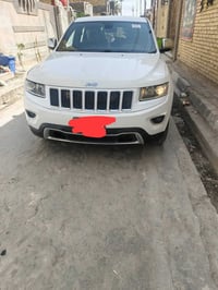 جيب شيروكي للبيع لمتد لون ابيض سنويه نافذه لغايه,2027 جاهزه مابيه اي ن...