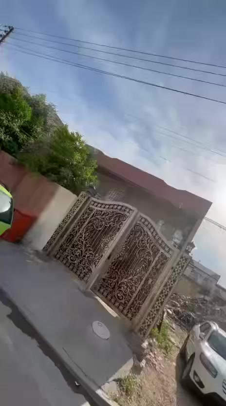 سلام عليكم
بيت 300 متر للبيع خدمي المطار منطقة الهياكل حي الجهاد

 واجة 12 نزال 25 

يحتوي ع ٤ غرف نوم من ضمنهم غرفه سويت مع حمام داخلي   مثل ما موضح بالفديو 

للبيع 

للتفاصيل اكثر الاتصال

علما اني المالك مباشر بدون دلال  

***********

***********
