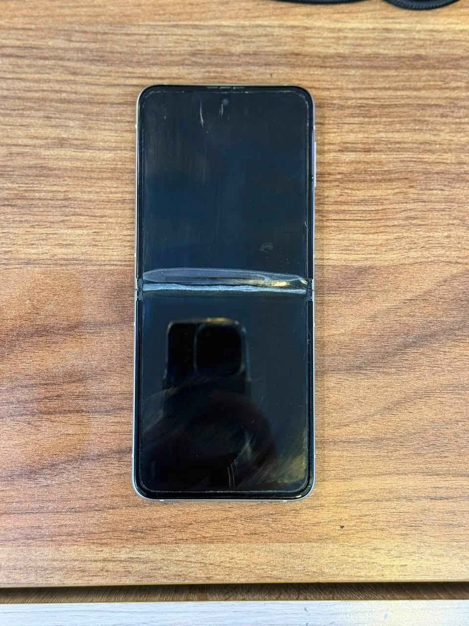 Samsung Galaxy Z Flip3
ذاكره 256 
شاشة تحتاج تبديل فقط 
100% شغال 
سعر 350
مكاني المنصور 
الجهاز نضيف كلش مال بيت 
***********

