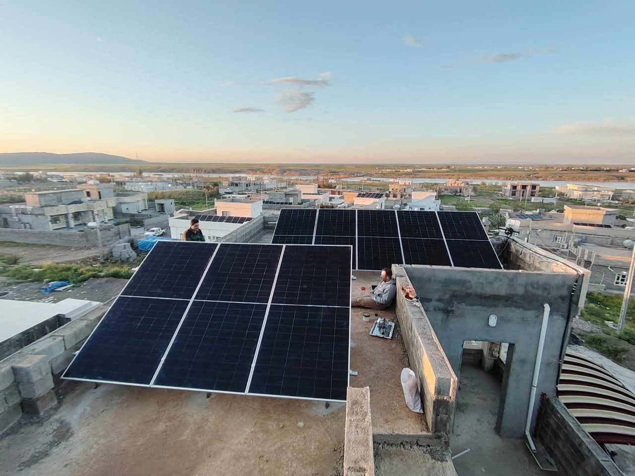 شركة المجد للطاقة الشمسية – قدرة متكاملة في الزويه ⚡

نواصل أعمالنا في قضاء البيجي، وهذه المرة في الزويه مع التركيب الجديد للأخ مقداد إسماعيل أحمد، بمنظومة شمسية متطورة توفر كهرباء مستقرة على مدار الساعة.

🔧 تفاصيل المنظومة:

· الألواح: 8 ألواح إيرا (IERA) قدرة 620 واط لكل لوح – توليد عالي للمكيفات والأجهزة المنزلية.
· البطارية: بطارية 16 JHPV – سعة تخزين قوية لاستمرارية الكهرباء ليلاً.
· الانفرتر: انفرتر 6 فلستي (6kVA) – كفاءة عالية وتحمل ممتاز.

💡 الإنتاجية:
🔹 16 أمبير نهاري
🔹 16 أمبير ليلي
كهرباء ثابتة بدون انقطاع، نهاراً وليلاً.

💰 طرق الدفع:
🔸 نقداً
🔸 بالتقسيط المريح

---

📞 للاستفسار والحجز:

👤 مدير الشركة:
حذيفة البو حسيب
📱 ***********

👤 مدير المبيعات:
عمر البو حسيب
📱 ***********

📍 الزويه – البيجي
شركة المجد للطاقة الشمسية.. طاقة بلا حدود

---

#طاقة_شمسية #العراق #البيجي #الزويه #شركة_المجد_للطاقة #ألواح_إيرا #انفرتر_فلستي #بطاريات_JHPV #كهرباء_نظيفة #توفير_الطاقة #تركيبات_شمسية
