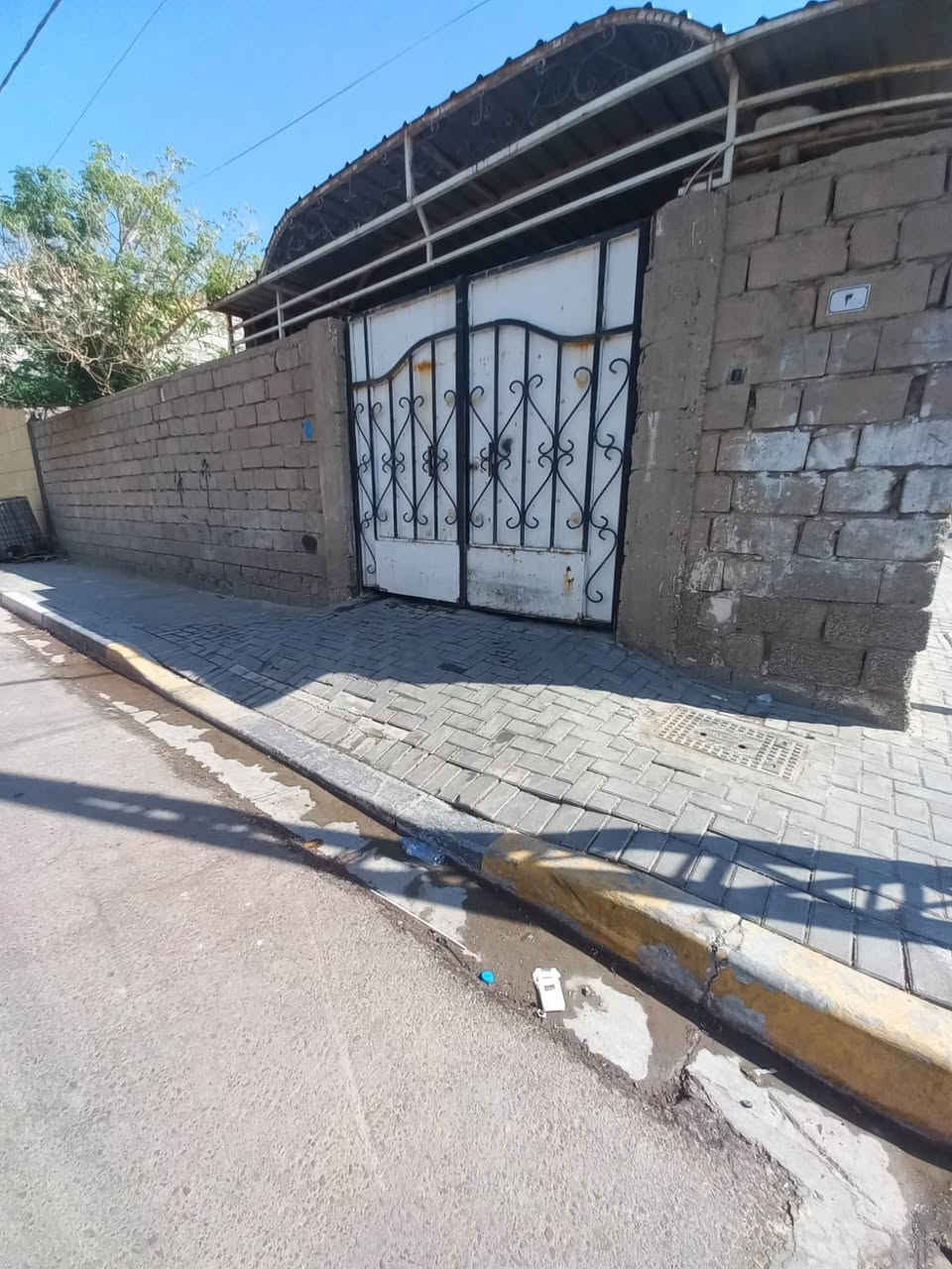 اسلام عليكم 
توفر دار سكن 🏠
مساحه 268 متر طابو ملك صرف عرصه
عنوان البيت البصره منطقه القبله خلف شارع المدارس  البيت يحتوي على عدد 2 من الغرف صاله وموزع وديوان ومطبخ وصحيات داخليه وخارجيه وكراج وحديقه سعره المطلوب 250 مليون وبي مجال  تفاصيل اكثر اتصل ***********
