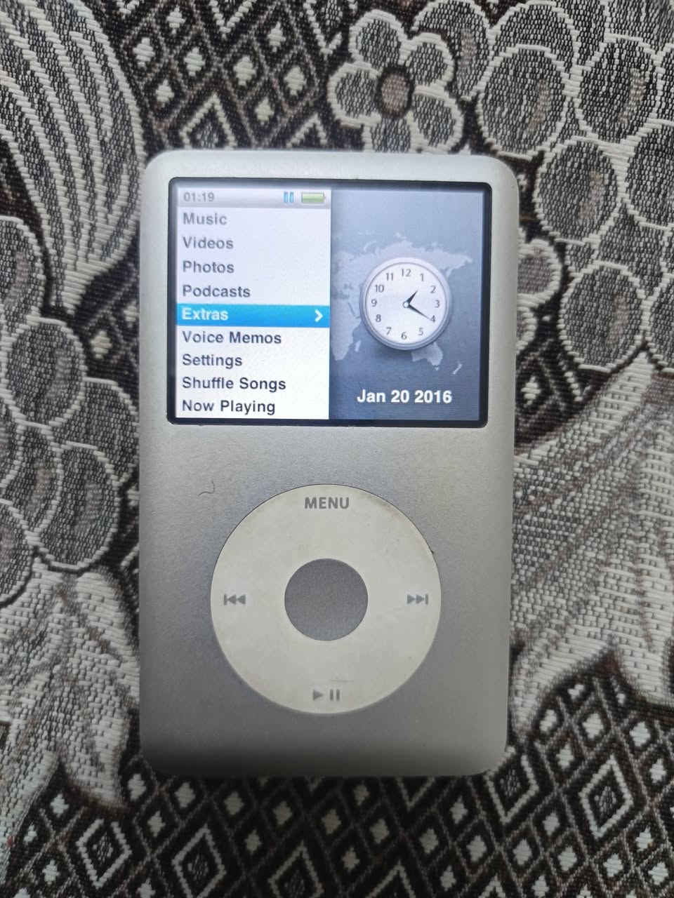 جهاز آي بود كلاسيك (iPod Classic) هو أحد أشهر مشغلات الوسائط من Apple [Wikipedia]. يتميز بتصميمه الأيقوني وعجلته الدوارة (Click Wheel) ومساحته التخزينية الضخمة التي وصلت إلى 160 جيجابايت. على الرغم من إيقاف إنتاجه رسمياً في عام 2014، إلا أنه لا يزال يحظى بشعبية كبيرة بين محبي الموسيقى وجامعي الأجهزة.
سعر 70,000 مع مجال 
***********
جهاز آي بود كلاسيك (iPod Classic) هو أحد أشهر مشغلات الوسائط من Apple [Wikipedia]. يتميز بتصميمه الأيقوني وعجلته الدوارة (Click Wheel) ومساحته التخزينية الضخمة التي وصلت إلى 160 جيجابايت. على الرغم من إيقاف إنتاجه رسمياً في عام 2014، إلا أنه لا يزال يحظى بشعبية كبيرة بين محبي الموسيقى وجامعي الأجهزة.
