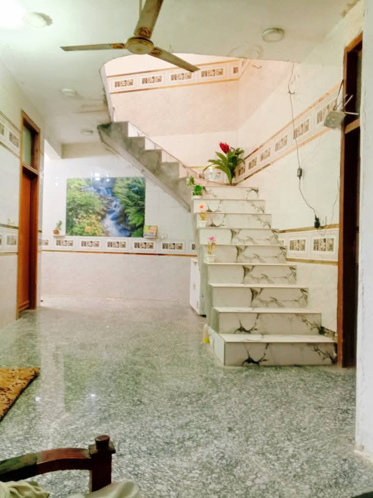 بيت للبيع في طويريج  حي الضباط/شارع المحيط الموقع: مقابل حي الصناعة، بالقرب من المدرسة المساحة: 300م² – طابو زراعي، سند 25، ركن البناء: طابق ونصف – بناء جديد الخدمات: ماء، مجاري، كهرباء متوفرة المواصفات:
3 غرف نوم (2 بالطابق الأرضي+1 بالطابق الثاني)
استقبال واسع2 صالة
2 مطبخ صحيات داخلية وخارجية مناور عدد 2
مزيد من التفاصيل***********
