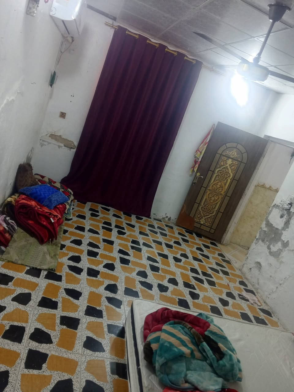السلام عليكم
بيت للرهن مساحته 75متر ركن بحي الشهداء مقابيل الجزيره على ساحه بي طارمه ومطبخ وصاله وغرفه والطابق الثاني بي غرفه وصاله وبي سطح.سعر الرهن 21قفل سنه وقابل للتجديد ***********
