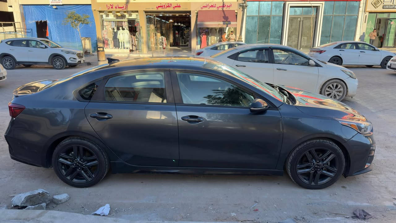 السلام عليكم سيارة سيراتو فورتي للبيع موديل 2020 سيارة جدا جدا نظيفه وارد امريكي ضربتها فقط الدعاميه وبيها البنيد مصبوغ فقط للجماليه 
محرك 2000 دوش 
السياره فول مواصفات gt line
رقم مثنى معوقين بشهر 11 تصير حره 
سنوية جديده 
وكالة من صاحبها مباشرة 
السعر 128 وبيها مجال 
للاستفسار مراسلة الصفحه او الاتصال على الرقم ***********
