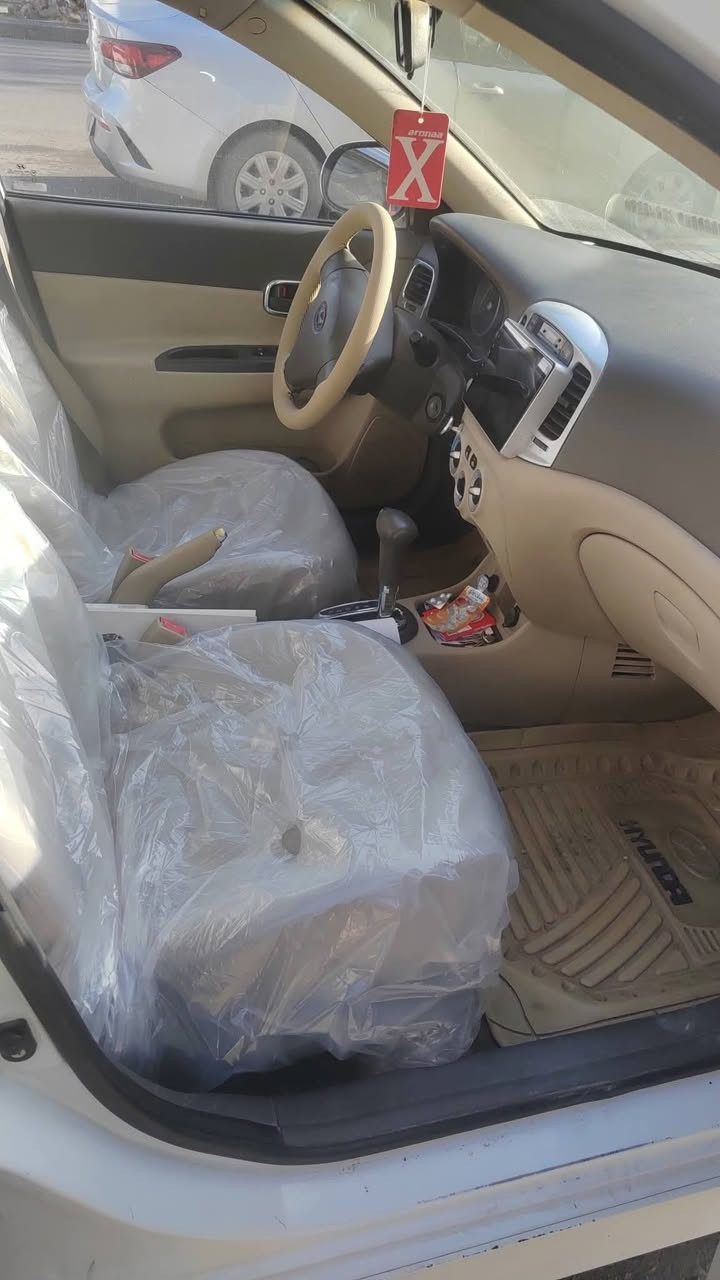 السلام عليكم 
للبيع هونداي اكسنت موديلها 2011 خليجي المحرك بي شوية تبخير حجم 1600 الكير  بحالة ممتازة الصدر الأمامي والخلفي ممتاز تبريد شغال منضومة جديدة من كلشي ثلج كهربائيات كلهة تمام ويل كب بلادي سنتر لوك بلادي شادلها شاشة تاب أندرويد درجة أولى اصلي ام 100 دولار مو عادية سويجات شركة عدد 2 مع ريمونت كونترول عدد 2 بيها حادث بالجامع الأمامي اليسار وشوية من اللغد  كما موضح بالسونار بيها كم قطعة صبغ السيارة ممتعوبة على ايد وحدة دواخل السيارة جديدة كلش مري كهرباء كلشي بيها شغال الحمدالله سلايت روف شغال طكتين 
السعر 78 ورقة وبيها مجال بسيط جدا
*********** 
العنوان بغداد الجديدة
