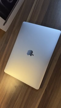 ماك بوك برو M1 • ١٣٫٦ بوصة • باتري ٨٧٪