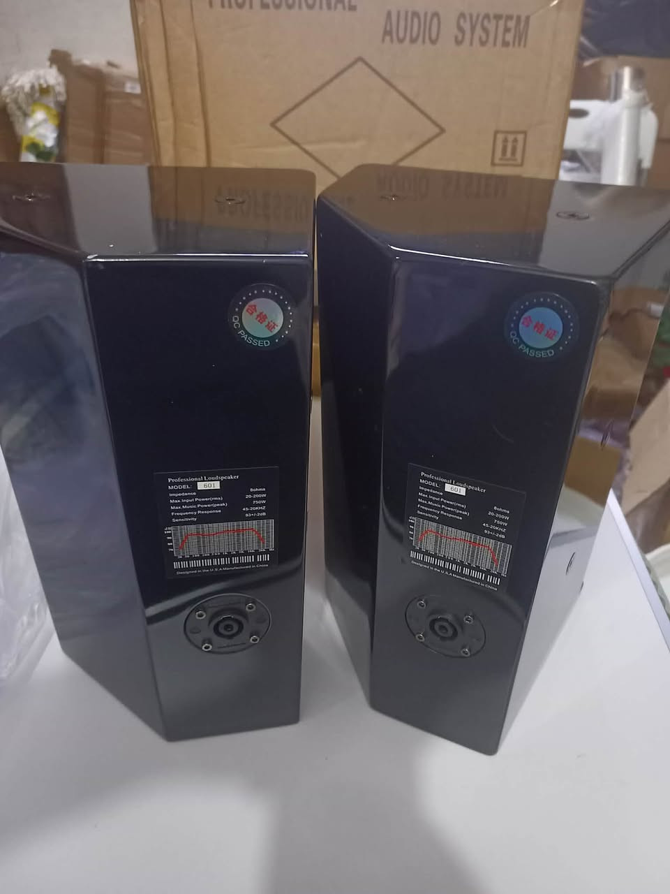 مكبرات صوت احترافية (Professional Loudspeakers) تظهر المواصفات التالية: 
الطراز: 601.
مقاومة التوافق: 8 أوم.
قدرة الإدخال القصوى (RMS): 20-200 واط.
قدرة الموسيقى القصوى (Peak): 750 واط.
استجابة التردد: 45-20 كيلو هرتز.
الحساسية: 93+/-2 ديسيبل.


**إذا كنت صاحب هذا الإعلان وتريد حذفه لأي سبب، رجاءا أرسل رسالة إلى الدعم الفني**