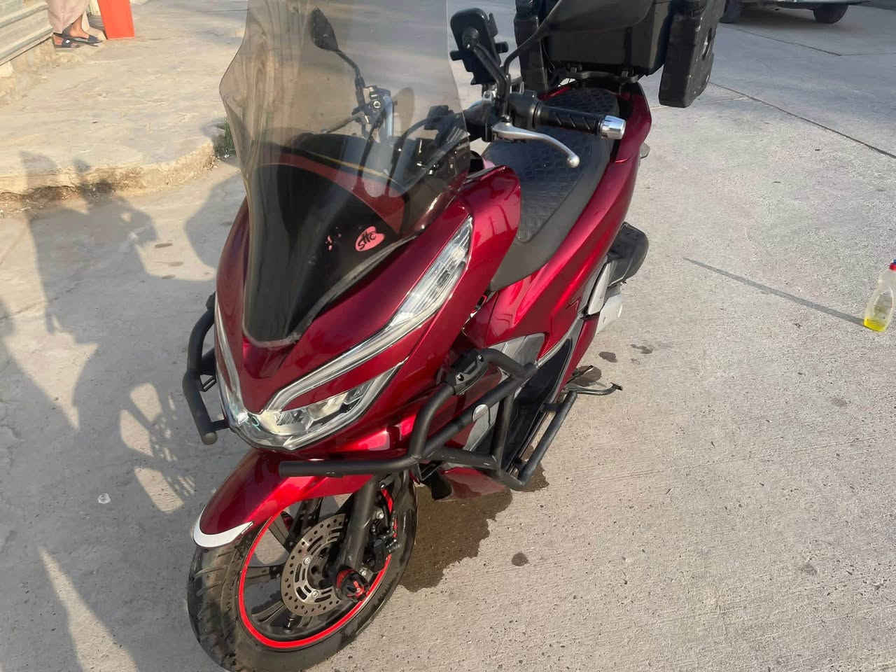 السلام عليكم 
Pcx  للبيع 
ياباني jf 125
بصمات عدد2
مفتاح طوارئ عدد 2
مال مزاد  صور المزاد وتفاصيل كامله بيهه منفيس بيهه نازله من  محلات كلشي وكلاشي 
دراجه عله حالت الوكاله جديده بالكامل
ما مفتوح اي برغي بيهه 
ماشية 12 الف 
دهن لكامولي بانزين محسن

عليها اضافات
1.درع وكاله اصلي 
2.جنطه اصليه 
3.جلكانات 2
4.ستاند مبايل
5.تلبيسة  كشن جلد وكاله pcx
حامل كلاص اصلي pcx
جامه اماميه عدد 2 وحده عاليه وحده ناصيه
حساس اطارات عله الطاقه الشمسية
ام بي ثري عمل شي كلش حلو  
 25 ورقة وبيهه مجال 

***********
