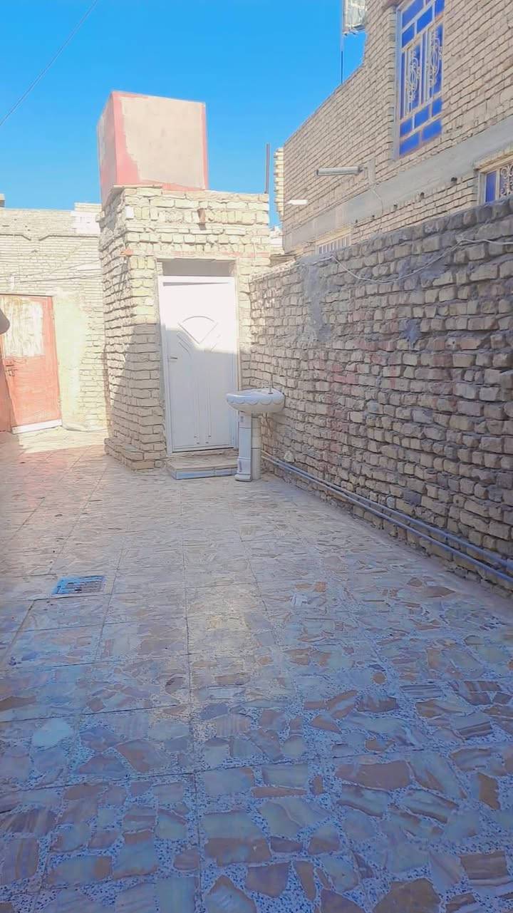 🏡 #دارللبيع 
♦️العنوان / حاوي النهضه -مقابيل معمل السفنج
المساحة 130م
 - استقبال 
 - غرفة نوم 
- صاله 
 - مطبخ  
 - صحيات داخليه
 - درج داخلي
السعر ٧٥
-مجمع صحيات خارجيه
داخل دربونه
☎️ للإستفسار يرجى الاتصال 
بالأرقام الموبايلات الواردة أدناه
📲 ***********   متوفر واتساب 
#نستقبل_طلباتكم__وعروضكم 
مكتب بغداد للعقار الشطرة  الآمن للتسويق العقاري  ___
 الشطرة /شارع الفلكه قرب كراج الحضارات
