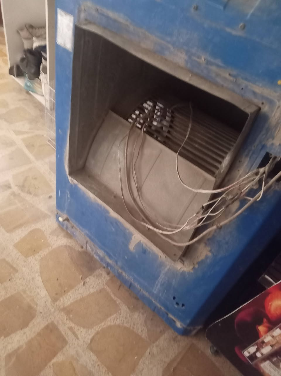 مبرده حجم كبير ماعرف قياسها بس اكبر شي
شغاله مابيها اي نقص حتى الحلفه مشتريلها بس رايدلها تنضيف واني كاعد بشقه وماكدر انضفها اريد ابيعها السعر 150 الف مكاني زانكو رقمي ***********
