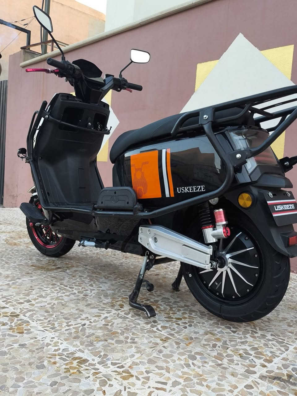 السلام عليكم ماطور شحن للبيع
🔹ملف 3800W يعني ويا السيارة شرط 
🔹سرعة 99 حقيقي 85
🔹6بطاريات 
🔹المسافة المقطوعة 60km
🔹4نمر 
🔹نضام R+مثبت سرعة 
مكاني تلكيف 
(السعر 750وبي مجال) 
للاستفسار (***********) 
(***********)
