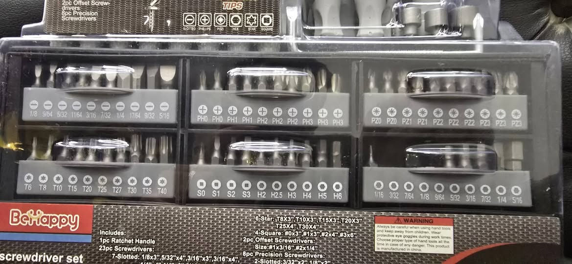 هذا الطقم من علامة Behappy (موديل 5100-100A) يعتبر "عدة متكاملة" لأي شخص يحب يشتغل بإيده أو يحتاج أدوات للصيانة المنزلية وصيانة الإلكترونيات.
إليك أهم مواصفات هذا الطقم المكون من 100 قطعة:
1. محتويات الطقم (تنوع كبير)
مفكات أساسية (23 قطعة): مفكات بأحجام مختلفة (عدل ومصلب) للاستخدامات العامة.
مفكات دقيقة (8 قطع): مخصصة للإلكترونيات الدقيقة مثل الهواتف، النظارات، أو الساعات.
رؤوس مفكات (60 قطعة Bits): تشمل كل الأنواع (توركس، سداسي "ألنكي"، مصلب، وعدل) لتركيبها على اليد الرئيسية.
لقم صواميل (6 قطع Nut Driver Bits): لفك وشد البراغي المسدسة.
مفكات زاوية (2 قطعة Offset Screwdrivers): للأماكن الضيقة والمستحيلة التي لا يصل إليها المفك العادي.
يد مفك "راتشيت" (Ratchet Handle): يد مريحة تعمل بنظام الطقطقة لسهولة الشد والفك دون الحاجة لرفع اليد عن البرغي.
2. جودة التصنيع
المعدن: الرؤوس مصنوعة من معدن Chrome Vanadium (CR-V)، وهو صلب جداً ومقاوم للتآكل والصدأ.
المقابض: مصممة بشكل "إرغونومي" (مريح لليد) مع طبقة مطاطية تمنع الانزلاق أثناء العمل وتوفر عزم دوران أقوى.
3. ميزات إضافية
Magnetic Tips: الرؤوس مغناطيسية، وهذا يساعدك جداً في تثبيت البراغي الصغيرة ومنع سقوطها في الأماكن الضيقة.
ستاند تنظيم: العلبة تعمل كمنظم (Stand) يمكن وضعه على الطاولة أو تعليقه، مما يسهل عليك الوصول للقطعة التي تريدها بسرعة.

السعر 50.000 الف


**إذا كنت صاحب هذا الإعلان وتريد حذفه لأي سبب، رجاءا أرسل رسالة إلى الدعم الفني**