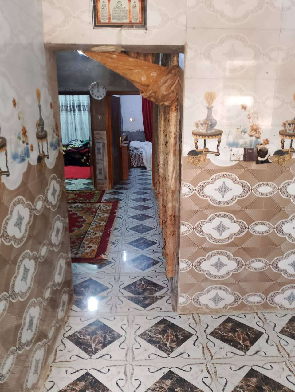 السلام عليكم بيت 200م لبيع بنزله ياسر اخليفه بشارع المختار ابو وسام واصله ماي وكهربأ ومجاري ونت امرقم من البلديه *********** السعر 38وبي مجال
