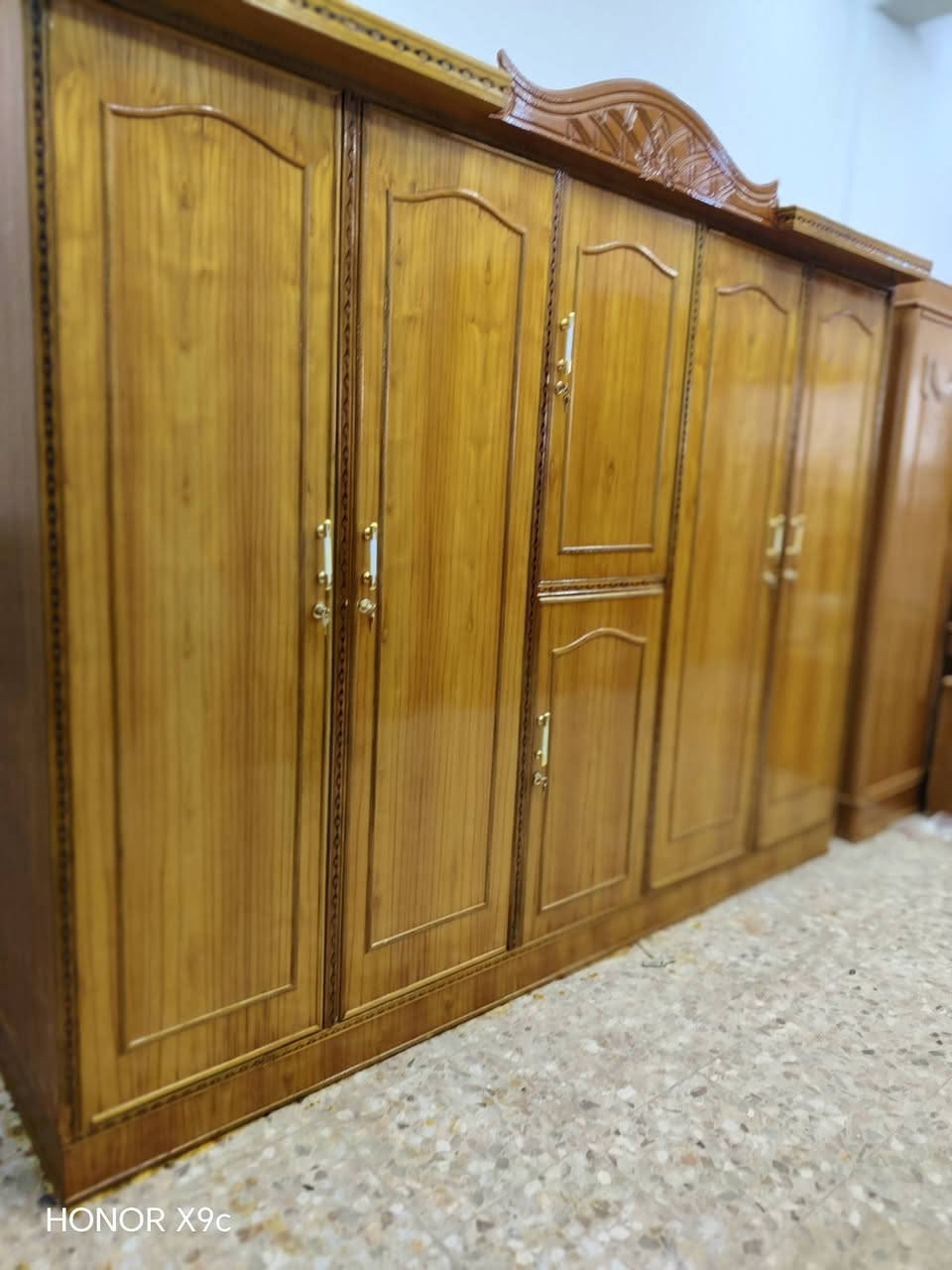 السلام عليكم غرفه كامله مو ست بيبان درجه اولى تسكام غرفه كامله وجاهزه اي نقص ما بيها نظافتها 100% جاهزه الغرفه طابقين كل باب ومعدها ملحق غرفه كلش حلوه جاء ودي نقه السعر مليون شامل الشد والتوصيل مجاني داخل النجف *********** الشراي يتصل
