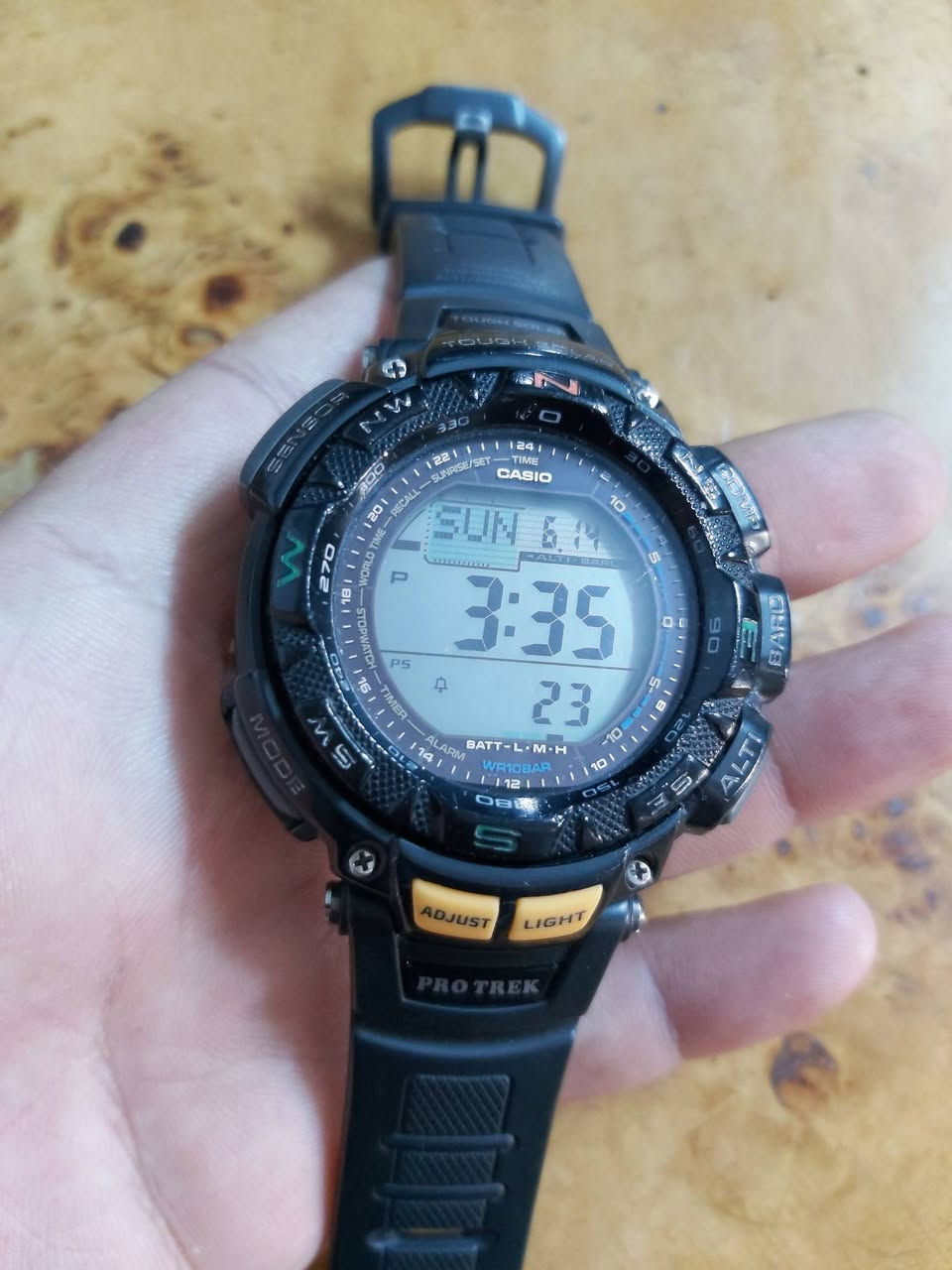 السلام عليكم
السلام عليكم CASIO PROTREK PRG نضافه فول 

سعر الساعه 175 ألف يوجد توصيل 
مقاومة للماء حتى عمق 100 متر
المقاومة البيئية
مقاوم لدرجات الحرارة المنخفضة (-10 درجة مئوية / 14 درجة فهرنهايت)
مصدر الطاقة وعمر البطارية
تاف سولار (تعمل بالطاقة الشمسية)
ميزة المستشعر
نطاق قياس مقياس الارتفاع: من -700 إلى 10000 متر (من -2300 إلى 32800 قدم). وحدة القياس: 5 أمتار (20 قدمًا). قياسات ذاكرة يدوية (حتى 25 سجلًا، يتضمن كل منها الارتفاع والتاريخ والوقت). ذاكرة الارتفاعات العالية/المنخفضة. ذاكرة إجمالي الصعود/الهبوط. أخرى: ضبط الارتفاع المرجعي، رسم بياني لاتجاه الارتفاع، فرق الارتفاع. *إمكانية التبديل بين المتر (م) والقدم (قدم).التوقيت العالمي
التوقيت العالمي: 31 منطقة زمنية (48 مدينة)، عرض رمز المدينة، تشغيل/إيقاف التوقيت الصيفي
عرض شروق الشمس/غروبها
عرض وقت شروق الشمس وغروبها، ومؤشرات ضوء النهار لتاريخ محدد.
ساعة توقيت
ساعة إيقاف بدقة 1/100 من الثانية، سعة القياس: 23:59:59.99، أوضاع القياس: الوقت المنقضي، وقت الانقسام، أوقات المركزين الأول والثاني
مؤقت
مؤقت العد التنازلي وحدة القياس: ثانية واحدة نطاق ضبط وقت بدء العد التنازلي: 24 ساعة نطاق ضبط وقت بدء العد التنازلي: من دقيقة واحدة إلى 24 ساعة (بزيادات دقيقة واحدة وساعة واحدة)
تنبيه/إشارة زمنية كل ساعة
5 منبهات يومية
إشارة الوقت كل ساعة
ضوء
إضاءة خلفية كهروضوئية، إضاءة كهروضوئية تلقائية بالكامل، مدة إضاءة قابلة للتحديد، توهج لاحق
لون فاتح
EL: أزرق مخضر
تقويم
تقويم تلقائي كامل (حتى عام 2099)
خاصية كتم الصوت
تشغيل/إيقاف نغمة تشغيل الزر
ميزة توفير الطاقة
توفير الطاقة (تصبح الشاشة سوداء لتوفير الطاقة عندما تُترك الساعة في الظلام)
عرض/تنبيه البطارية
مؤشر مستوى البطارية
مدة التشغيل
مدة تشغيل البطارية التقريبية: 6 أشهر على البطارية القابلة لإعادة الشحن (مدة التشغيل مع الاستخدام العادي دون التعرض للضوء بعد الشحن) 23 شهرًا على البطارية القابلة لإعادة الشحن (مدة التشغيل عند التخزين في الظلام الدامس مع تشغيل وظيفة توفير الطاقة بعد الشحن الكامل)
الدقة: ±15 ثانية شهريًا
ميزات أخرى
نظام 12/24 ساعة
شاشة عرض LCD مزدوجة
التوقيت العادي: الساعة، الدقيقة، الثانية، مساءً، السنة، الشهر، التاريخ، اليوم
نطاق عرض البارومتر: من 260 إلى 1100 هكتوباسكال (من 7.65 إلى 32.45 بوصة زئبقية) وحدة العرض: 1 هكتوباسكال (0.05 بوصة زئبقية) رسم بياني لاتجاه الضغط الجوي رسم بياني لفرق الضغط الجوي *التحويل بين الهكتوباسكال والبوصة الزئبقية
بوصلة رقمية تقيس وتعرض الاتجاه كواحد من 16 نقطة. نطاق القياس: من 0 إلى 359 درجة. وحدة القياس: 1 درجة. قياس مستمر لمدة 20 ثانية. مؤشر اتجاه بياني. معايرة ثنائية الاتجاه ووظيفة معايرة الشمال. تصحيح الانحراف المغناطيسي. ذاكرة الاتجاه.
نطاق عرض مقياس الحرارة: من -10 إلى 60 درجة مئوية (من 14 إلى 140 درجة فهرنهايت) وحدة العرض: 0.1 درجة مئوية (0.2 درجة فهرنهايت) * إمكانية التبديل بين درجة مئوية (℃) وفهرنهايت (℉)


**إذا كنت صاحب هذا الإعلان وتريد حذفه لأي سبب، رجاءا أرسل رسالة إلى الدعم الفني**