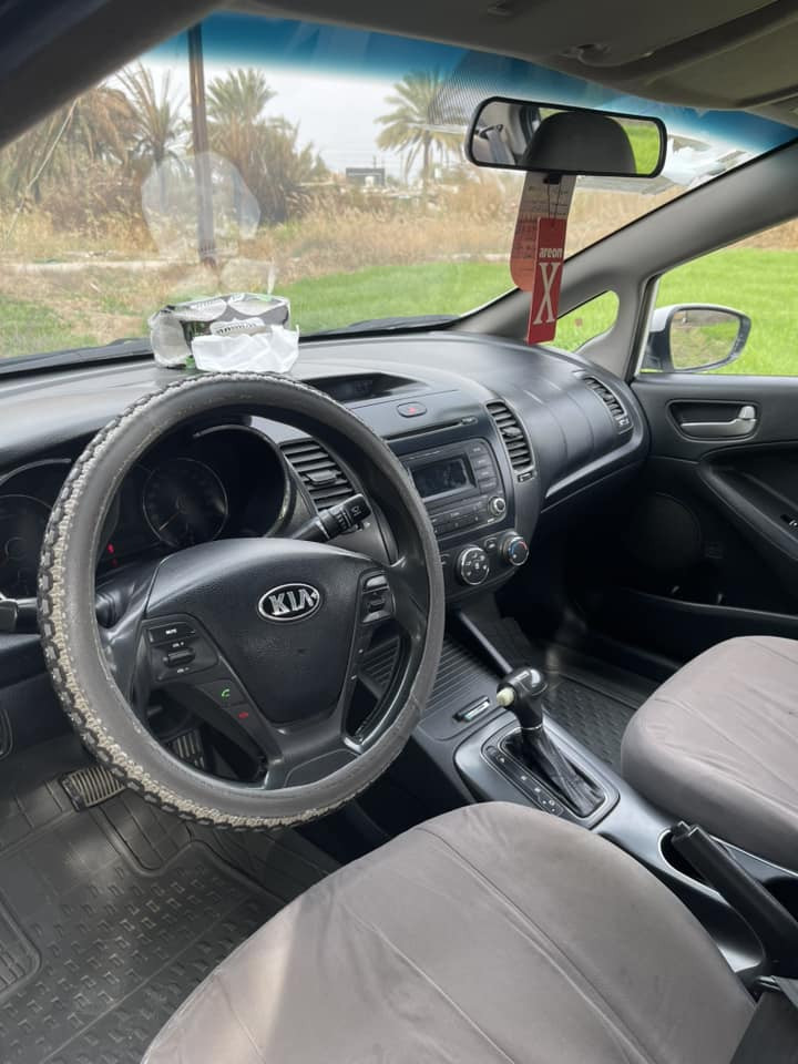 سلام عليكم كيا سيراتو للبيع موديل 2014 السياره ماشيه 254 الف لسياره كفاله من الصبغ والتبديل سياره بيه فقط باب بارد و شخط باب السايق والوره السايق مضروب اساس فقط سياره مواصفات عاديه تحكم ستيرن والداخل اسود لايت زنون عالي ناصي شاشه بلوتوث السياره كير والمحرك والتبريد كفاله من الشركه مكان السياره المدائن الورديه السعر 110 وبيه مجال بسيط ) رقم الهاتف ***********
