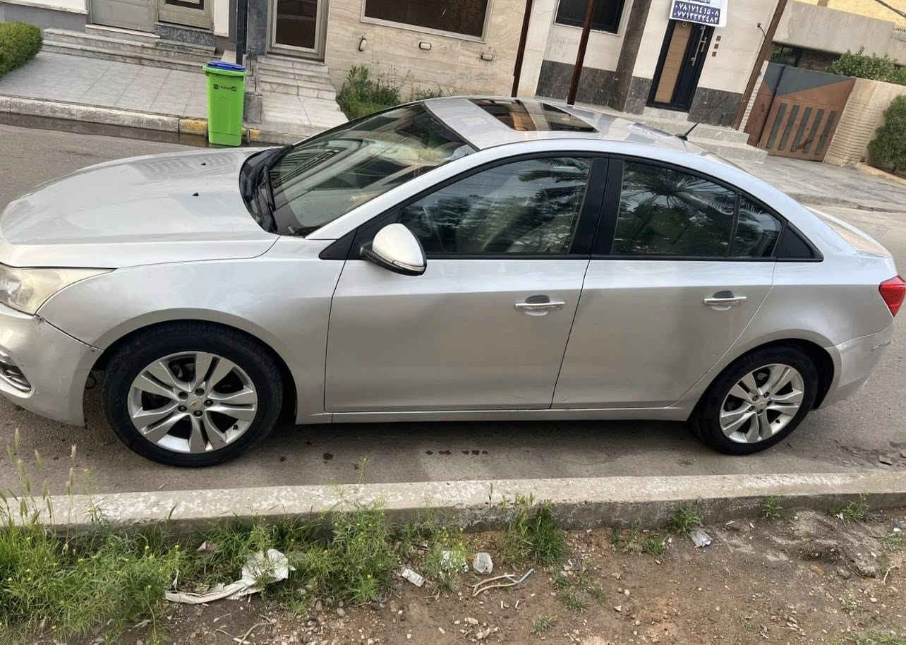 • شوفرليت كروز خليجي 2016
- اعلى فئة LTZ فول مواصفات 1/1
- محرك 1.8 دوش، اقتصادي، جديد
- كير أوتوماتيك AT
----------------------------------
_المواصفات:_
- فتحة سقف
- بصمة 4 أبواب + بصمة تشغيل
- حساس خلفي 
- ⁠اشارة + رادار بالمري
- كشنات جلد بلاد
- كامرة + شاشة
- تبريد + تدفئة شغالات
- نظام صوت ممتاز
- ويل كب اصلي
- نظام ABS
- تحكمات ستيرن
----------------------------------
- صبغ: باب السائق+ باب خلفي 
- رقم بغداد دولي سنوية ب أسمي
----------------------------------
_الموقع: بغداد_
_للتواصل: ***********
