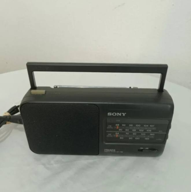 راديو ماركه سوني SONY ثلاث موجات يعمل باتري وكهرباء الجهاز باله انكليزي 
 السعر على الخاص


**إذا كنت صاحب هذا الإعلان وتريد حذفه لأي سبب، رجاءا أرسل رسالة إلى الدعم الفني**