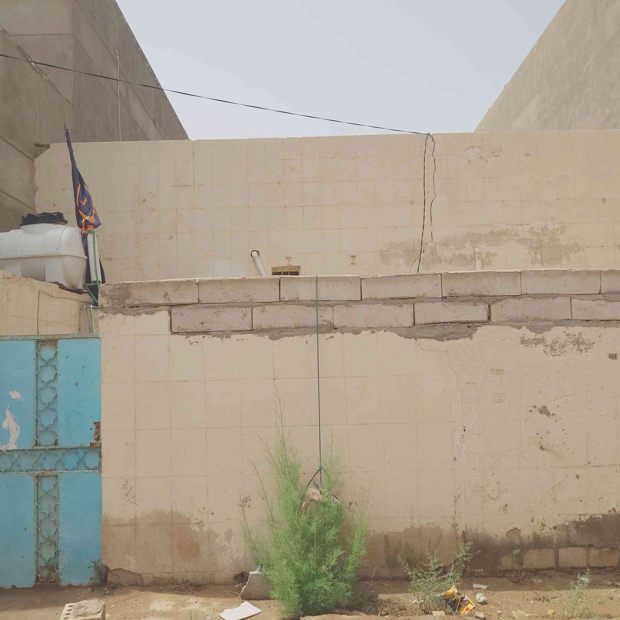 بيت بالحضاره خلف صيدليه العائله بناء متوسط غرفه وصاله. مطبخ زغير عائلة زغيره ايجاره 250  عوزه تلحيظات تترتب وي الايجار الاستفسار ***********
