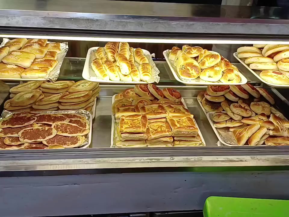 السلام عليكم يوجد شيف معجنات  وفطائر مناقيش وبيتزا ولحم بعجين وخبز منفوخ درجة اولى خبرة 30 سنه في مجال عمله بروفشنال مع شهادة من المهن المحترفين  ومختص فيها قوي جدا هذا البوست للاصحاب المشريع يلي حابب يفتح هذا المشروع انفتحلو ياها طبعن  هذا نموذج بعض اعماله ضمن بغداد  يتضمن عليك عزيزي  تواجد المكان الصحيح حتى تتمكن من العمل ويلي حابب يتعلمها موجود دورة  مدتها شهر يلي حابب يتعلمها والتكلفة الدورة محسومة 
وبنفس الوقت يوجد كوادر من كل المجالات والأقسام  شباب وبنات طبعن ضمن بغداد ومحافظات 
للتواصل عبرا الاتصال مباشر او خاص 
***********
