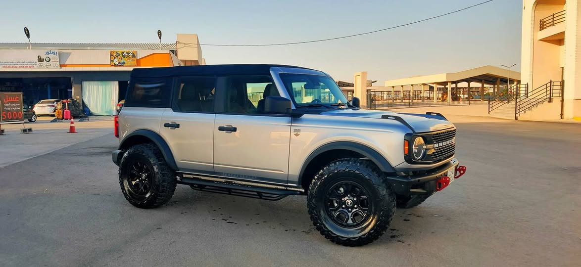 فورد برونگۆ مودیل 2023 رەنگی سلڤر تەنها 5 هەزار رۆیشتووە وەک سفر وایە دوو دەرگای سبوغە بێ ژوورێ پشت و پیش کپس گێر مکینە 
هەمووی بەشەرت چوارتایەی نوێ سقف چادرە چوار پستنی توربۆیە دەبل اکسلە ڕادار بەسمە دەرگا بەسمە شغال کوشین جلد و هیتەر سێ گێر شاشە کامیرا زۆر مواسەفاتی تر نرخی 273 ورەقە بەناوی خۆمە سەنەوی تازەیە هەزەو فحس ژینکە هەووی نوێ یە گۆرینەو فرۆشتن *********** أربيل, العراق
