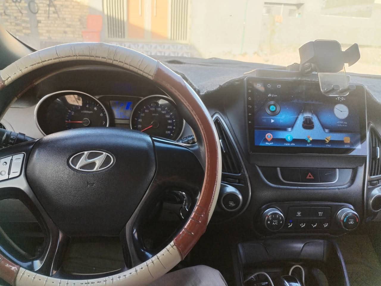 السلام عليكم يوجد توسان موديل ١٥ لون ابيض رقم بغداد انكليزي بسمي تحويل مباشر مكينه ٢٠٠٠ دوش السعر ١٢٥ ابيع غير مكفول بدون سونر شوف العين بيه طخات اوصبغ استفسار *********** المكان حله كفل
