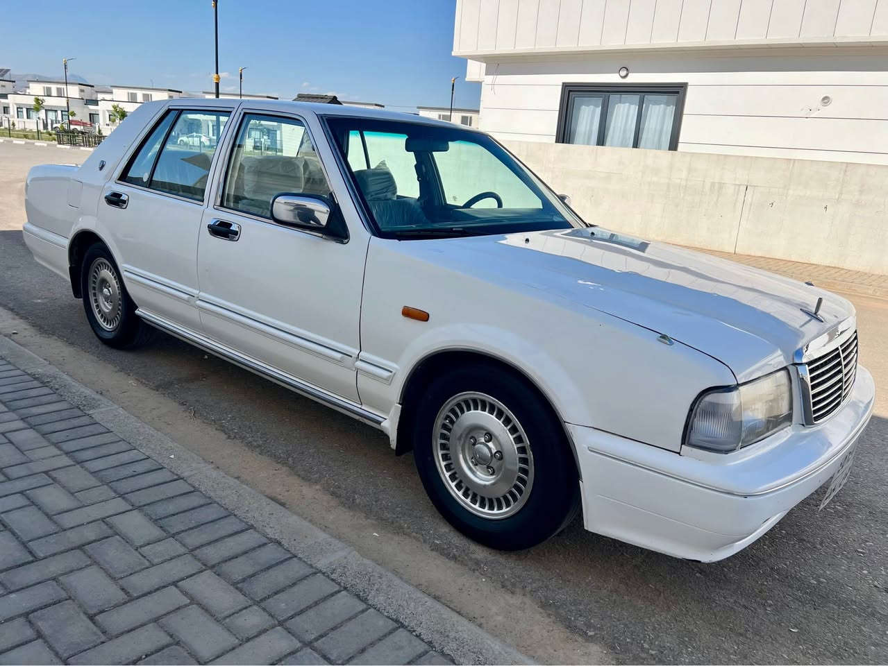 نیسان سدریک 
مۆدیل ٢٠٠١
ناو سور موحەسەن
ڕەقەم سلێمانی 
تازە بەسەر چووە
بەشەرتی خەرامە
یەک پارچەو سێ پەڵە هەیە بئ ناو گرتن
پێشی زۆر جوانە 
لەرەسمەکە دیاریم کردوە
تەبرید ساردوگەرم
٤ تایەی تازەم بۆ بەستووە
ساردە کوتی نیە
هەموو گیانی لەسەر شەریکەیەو
ئیش ئەکات
سیعری٤٩$
لە هەلبجەی تازەیە
***********
*********** السليمانية, العراق
