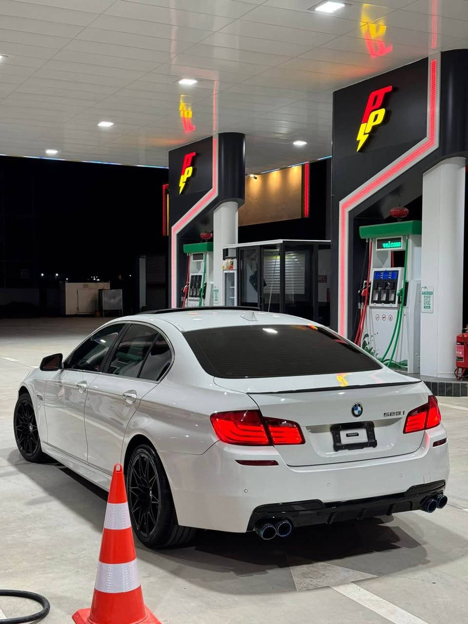 بەناوی الله
bmw f10 2013 528i turbo
سەیارەکە بێ بۆیاخە 
بێ سارد بێ شوخت بێ قەڵەمکاری
داونپایپی لەسەرە 
هێدەرسی لەسەرە
پلاکی ڕەیسینگ
فیتپەمپ ڕەیسینگ
دەبڵ سیستم ساڵەنسا و پۆپ کۆڕن
سەماعەئەڵپاین
دەعامی ٢١ لەسەرە
چوار تایە و ویلی لۆکی لەژێرە 
لە ڕەقەم بۆ ڕەقەم بەشەرت
موشتەریت لەسەر چاومی 
نرخی ١٢٢ گەڵا و مەجالێکی زۆۆر کەم
*********** حلبجة, السليمانية
