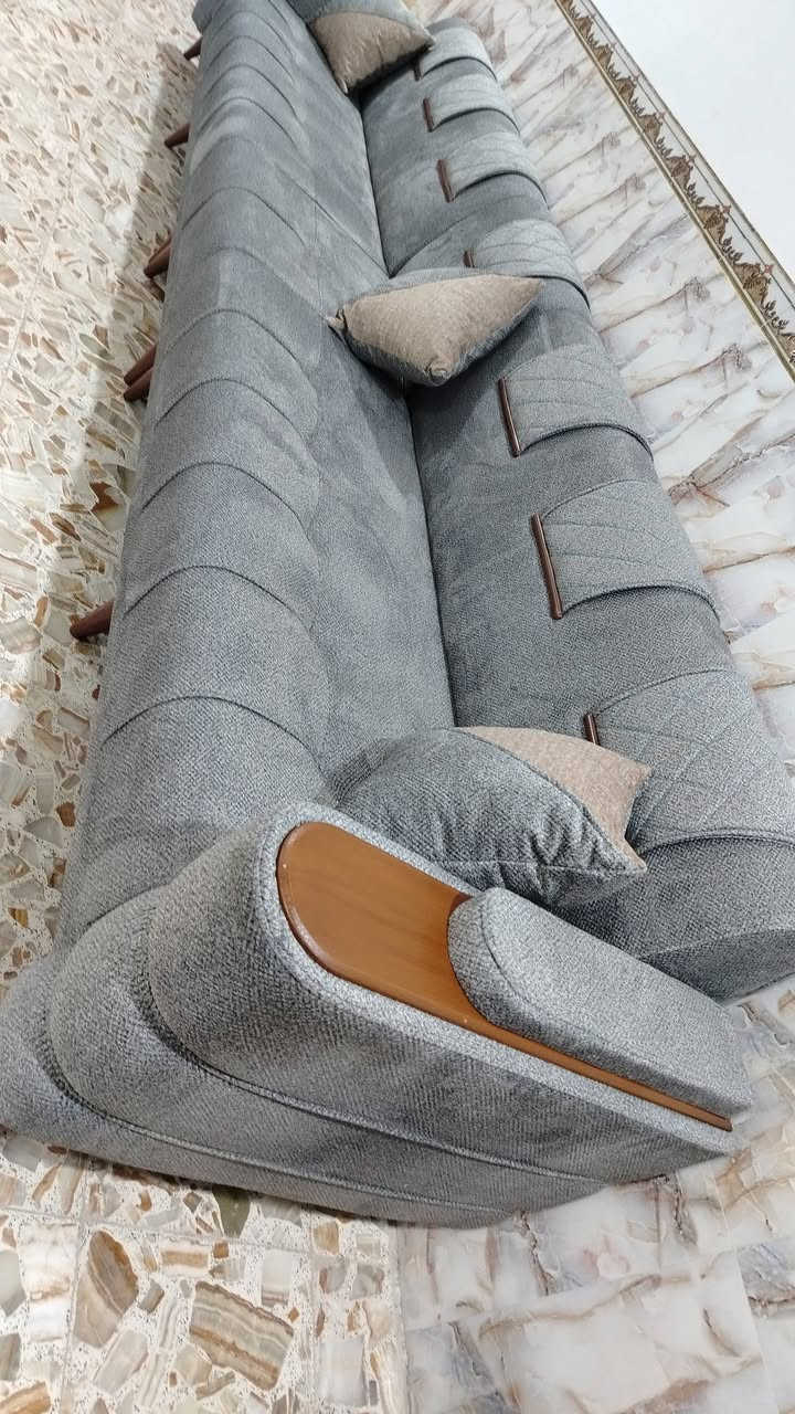 ديوان حطاطه ثقيل درجه اولى جديد عمل اليوم 
كله بلوك اسود بلاويد سمك ١٦ خالي من ال ان دي اف
سفنج مضغوط مميز أول تجي فوكاها طبقه دللوب طبي
قماشه كتان ناعم.. ابو الطبله لون رصاصي  وايت ..
القياس ١٤ متر ونص ٢٠ مقعد كورنر  تجي بيه قنفتين مفصوله مع ٢ زاويه وايضا ١٢ كوشه استفسار *********** متوفر واتساب أو مراسله الخاص
