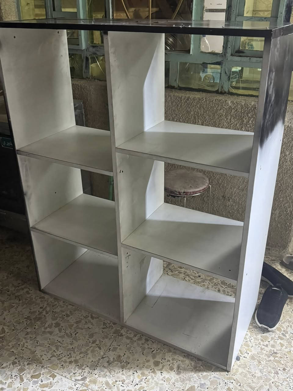 رفوف خشب تعليك 10 متر درجه اولى اخو الجديد وميز  

وكراسي *********** مكاني بغداد قريب مرور التاجيات
