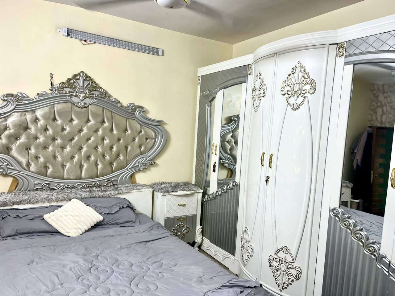 سلام عليكم غرفه عراقيه شكل تركي نضيفه كلش بس الميز بي زلغ موضح بصوره والباقي جديده السعر مليون و 150 المكان الحبيبيه الاتصال ***********
