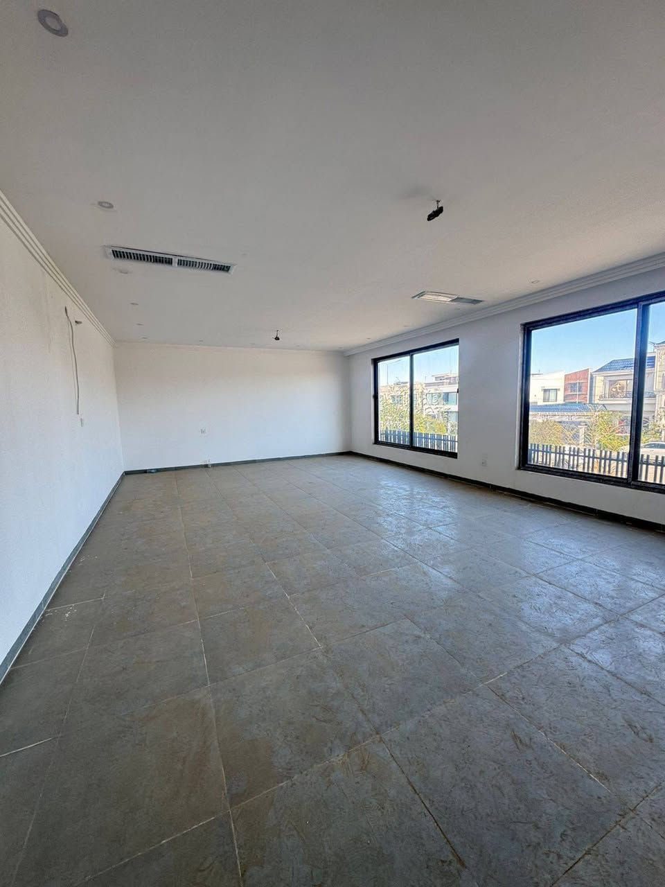 بيت ركن للبيع في مارينا ستي #موقع_مميز 
المساحة :- 336 متر صفر مبني جديد   
على شارع سايدين ( واجهة شارع + واجهة مقابل حديقة ) 
٥ غرف ( ٣ غرف سویت ) - استقبال - صالة داخلية - مطبخ 
العنوان : على طريق كوية الرئيسي مقابل فلوريا ستي
-----------------------------------------
خانووى روكن بۆ فرۆشتن لە مارینا ستی 
ڕووبەر :- 336 مەتر سفر 
له سه ر جووت سايد وپيش حديقه 
پێکهاتووە لە :-
٥ ژووری نوستن  ،، هۆڵ ،، دیوەخان ،، چێشتخانە  ،، ٢ گەرماو   ،، حەدیقە و گەراج
ناونیشان :  رێگای کۆیە بەرامبەر فلۆریا ستی
.........................
***********
***********
*********** أربيل, العراق
