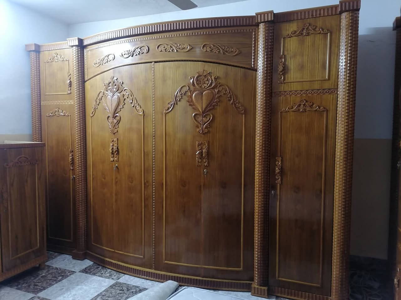 للبيع غرفه اخشاب فصال صاج 5ملم خارج داخل شرط السعر مليونين ***********
