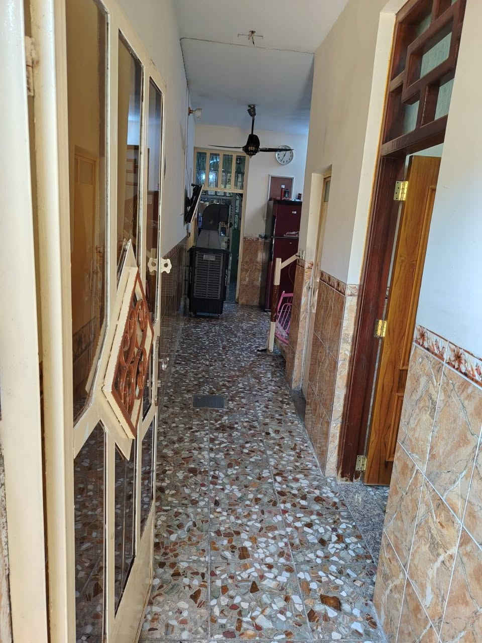 دار للبيع ...دار للبيع
طابو ملك صرف ..

المساحة :110 متر 
الواجهة : 5.5 
النزول : 20 

يتكون من طابق واحد
كراج + ديوانية وصالة ومطبخ وصحيات خارجية وداخلية وغرفة نوم وترك 
مع بيتونة وسطح مع ستارة .
بيت نظيف ومرتب كما موضح بالصور .

المكان : بغداد _ كفاءات العبيدي.. قرب مستوصف الكفاءات.. الشارع المؤدي إلى المستوصف.

موقع ممتاز مقابله شارع حرف T

السعر : 127 وبه مجال 

للاستفسار الاتصال بالرقم

***********
