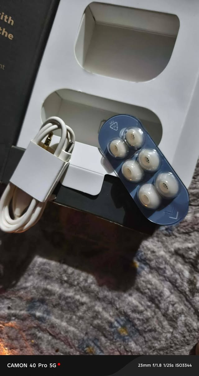 🎧 Jabra Elite 10 Gen 2.. طاقة جبارة وصوت خيالي!
​لا تكتفِ بالاستماع فحسب، بل عش التجربة مع أحدث جيل من "جبرا"، المصمم ليواكب يومك الطويل دون انقطاع.
​🔋 ثورة في البطارية والشحن:
​36 ساعة من المتعة: إجمالي عمر بطارية يصل إلى 36 ساعة (عند إيقاف عزل الضوضاء) و 27 ساعة (عند تفعيل العزل).
​شحنة واحدة تكفي: استمتع بـ 6 ساعات متواصلة من الموسيقى بشحنة واحدة للأذن مع تفعيل ANC، أو 8 ساعات بدونها.
​شحن البرق: ⚡ هل أنت مستعجل؟ 5 دقائق فقط في العلبة تمنحك ساعة كاملة من الاستخدام.
​شحن ذكي: تدعم الشحن اللاسلكي والشحن السريع عبر USB-C.
​🛠️ المواصفات التقنية "الوحشية":
​العلبة الذكية (Smart Case): أول علبة في العالم تعمل كـ "جهاز بث"؛ وصلها بأي جهاز (شاشة طيارة، تلفزيون) وستنقل الصوت للسماعة لاسلكياً بجودة عالية.
​صوت Dolby Atmos المطور: صوت محيطي 3D مع خاصية تتبع الرأس لتشعر أنك في قلب الحدث.
​عزل ضوضاء ANC مضاعف: أقوى بمرتين من الجيل السابق، يعزلك عن العالم تماماً.
​تصميم ComfortFit: تصميم "نصف مفتوح" يمنع الضغط داخل الأذن، لارتداء مريح طوال اليوم.
​متانة خارقة: معيار IP57 لمقاومة الماء والغبار (يمكنك غسلها بالماء!).
​الخيار الأمثل للمحترفين وعشاق الصوتيات! 🚀***********
