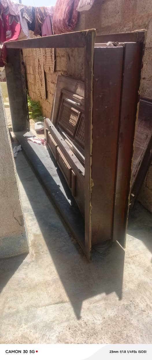 باب كليدور نضيف للبيع هوا وغراضه كامل بس اتشده للبيع عنوان كركوك حي النور ***********
