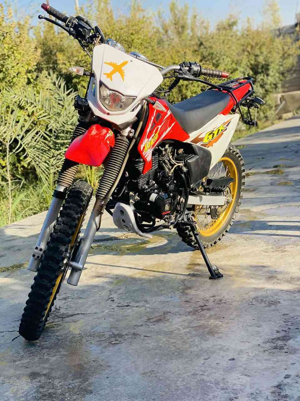 سلام عليكم           عليكم السلام
عندك دراجه للبيع.         نعم قفاز 
ياموديل                          موديل 2024 
شبيه مابيه نواقص.           كفاله عامه 
اوراق موجوده.                   نعم موجوده 
وين مكانك                         ديالى حويش قرب مطعم سومان
بيش رايده                           تعال خاص وتدلل او اتصل
دزلي رقمك.                        *********** اتصال + واتساب
 الدراجه كفاله عامه المو شراي لايتعبني ولا اتعبا
