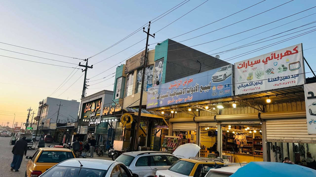 موقع تجاري للبيع
دار سكن قديم مع محلات مساحه 200 م 
واجها  10 م يقع في حي الحضاره قرب تقاطع النسر مباشرتآ على الشارع العام .؟
للاستفسار الاتصال فقط رجائآ بدون مراسله وخاص
   ***********
   ***********
