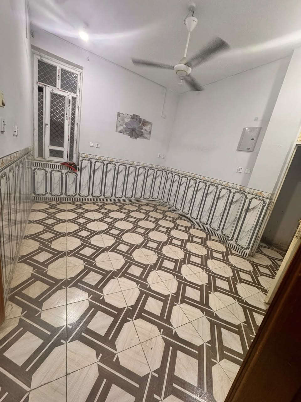 شقه للايجار  ‼️
تحتوي على غرفه - صاله- مطبخ-صحيات
طابق اول 
مكان السماوه/ حي الصدر/ شارع نادي رياضي
باقي التفاصيل عند التواصل معي 
للتواصل واتساب او الاتصال 
***********
