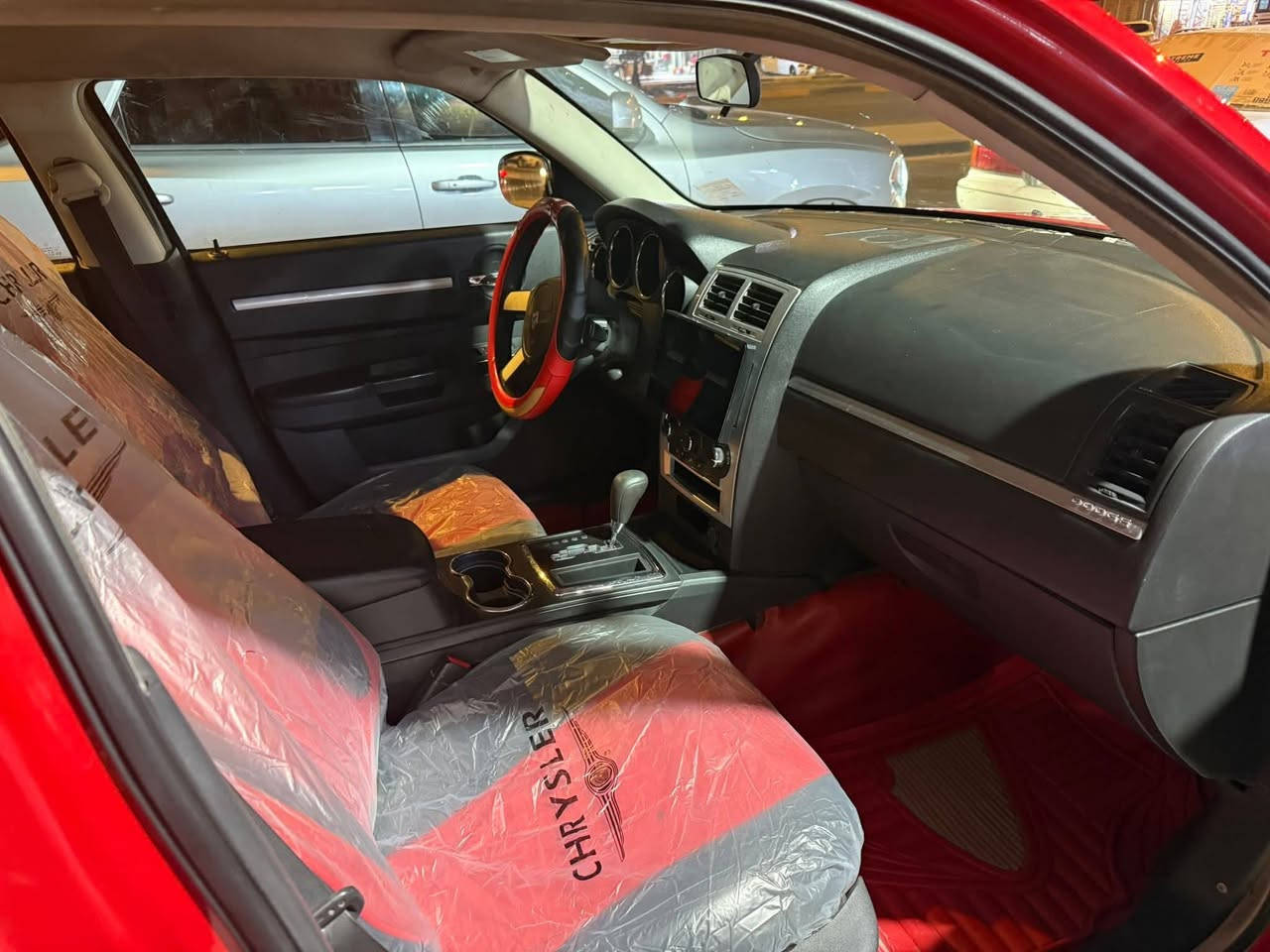 السلام عليكم چارجر 2009 وارد كندي كفاله من الضربه والتبديل بيها مكانات صبغ جدا بسيطه وعندي صورهن صور التقرير بكندا مرفقه  بالمنشور مكينه حاويه قبل6شادها لا تبخير ولا تنقيص  الكير بيه طبه بالنمره3 بس ترايك 200 تبريد حداديه تخم تاير رقم بصره انكليزي بأسمي تحويل ثاني  يوم هزه جديده السعر 97 وبيه مجال بسيط  البصره شط العرب ***********
