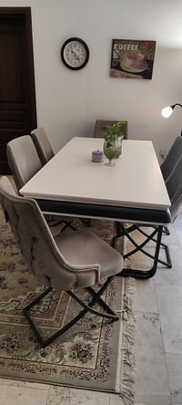 ميز طعام مع ست كراسي نظيف للبيع ،،، سطح الميز خشب ثقيل مصبوغ صبغ سيارا...