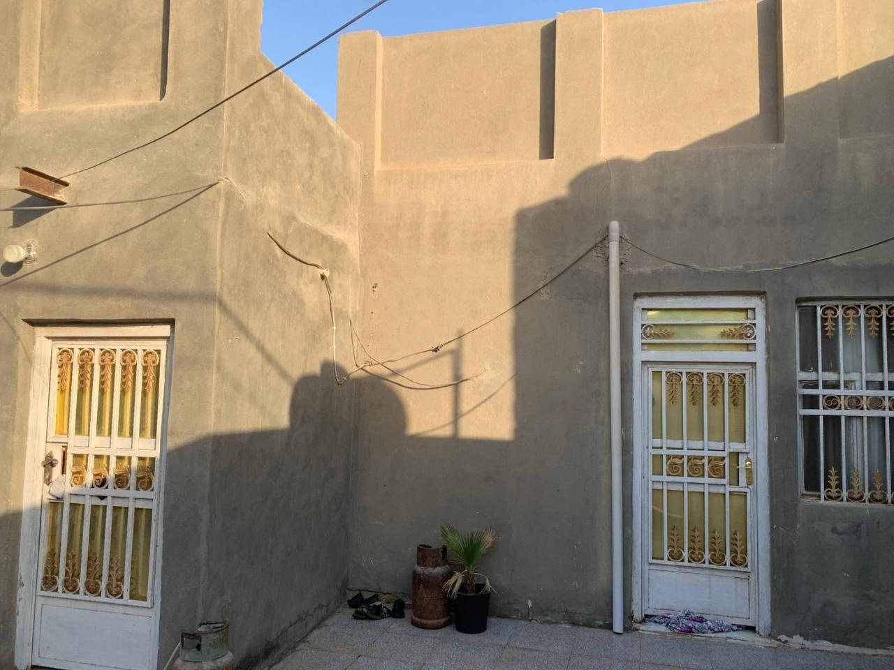 دار للبيع المساحه 200 متر يحتوي على 3 غرف نوم وصاله وستقبال ومطبخ وصحياة وحمام العنوان حي الوحده خلف مجمع القمه مرجعة مكتب الكعبي للعقار *********** وتساب اتصال
