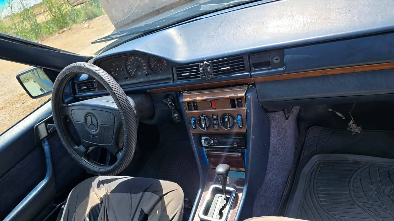 سلام عليكم سيارة مارسدس دب موديل 91  جاهزه مكان السيارة كوت الموفقيه للتصال ***********
