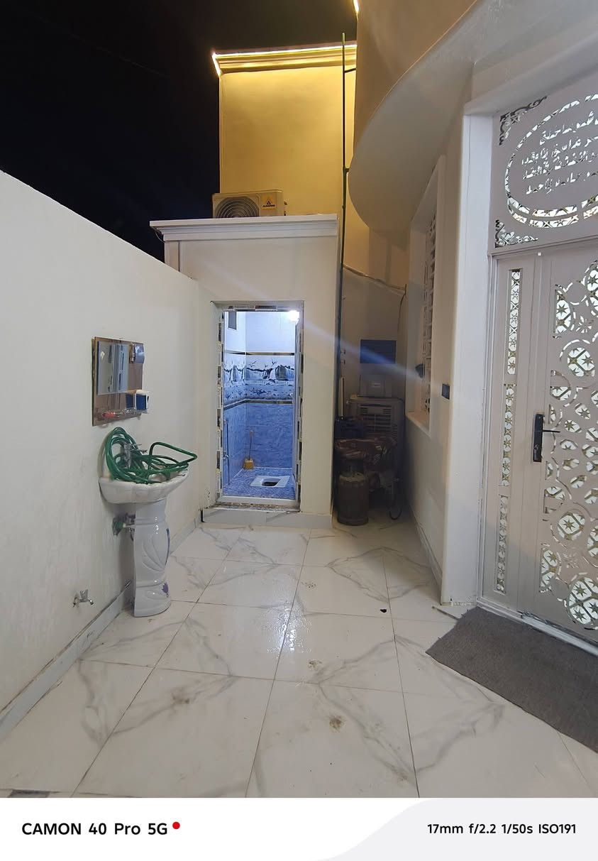 دار للبيع مساحه ١٥٠م بيت كامل مفتاح جاهز للسكن 
العنوان ملحق القريه شارع رقم ١٣قريب شارع كربلاء 
للاستفسار اتصل ***********
