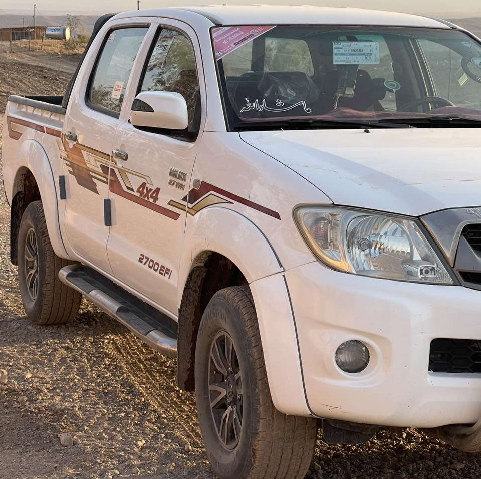 تۆیۆتا هایلۆکس 2011 دەبڵ ئەکسل
نمونەیە لەجوانی 

سەیارەکە هەتا بلی جوانە تازە مەكینەی داگیراو  دوو هەفتەیە 

تایەو ویلی تازەی لەژیرە 

 بێ تەقەو رەقەیە  بەشەرتی دە فیتەر یەك چركەو پینج گەلا ببرا   

سەیارەکە  مالی دۆستە  ئەگەر موشتەری نیت سەرمان مەیەشێنە  ژمارەی خاوەنەکەی 

***********
