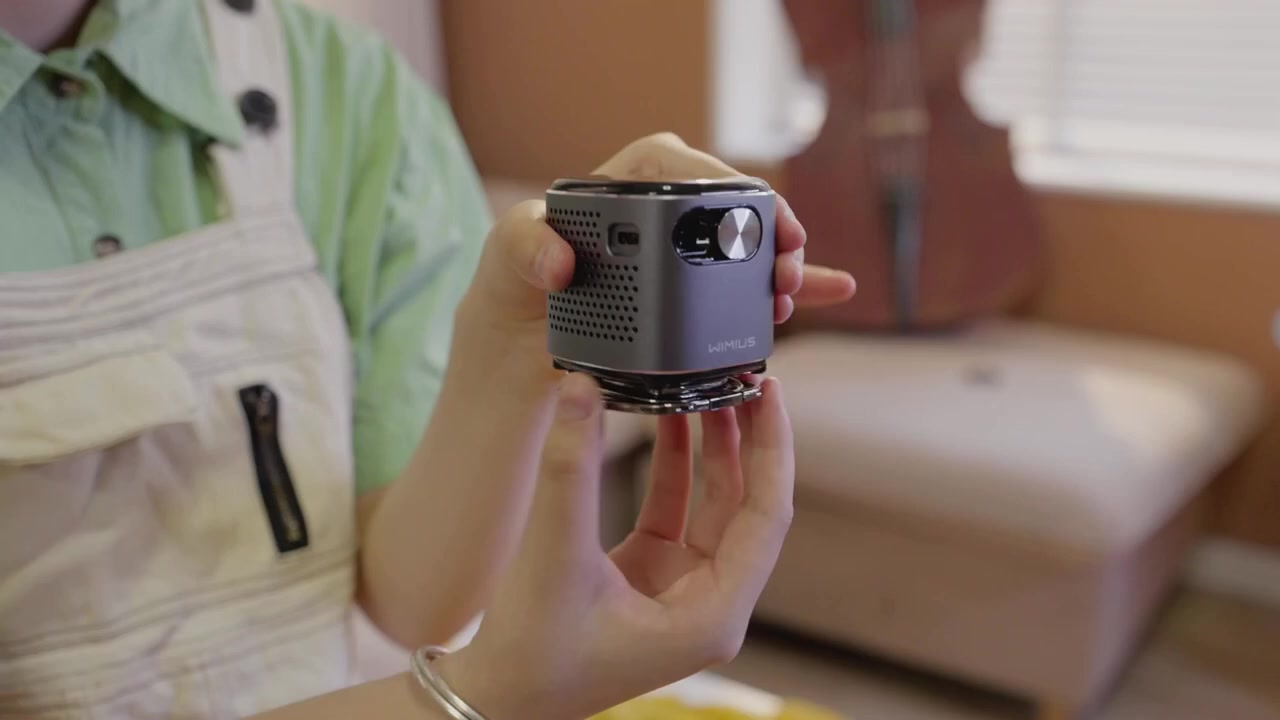 نسخة ال pro  وليس العادي 
عرض نارررري 🔥بسعر 135 الف 🔥
#داتاشوشحن 

مناسب جدا للمدارس والمعاهد وإلقاء المحاضرات 

تابع  المواصفات 👇

تقنية العرض: DLP مع مصدر ضوء LED، لتباين وألوان أكثر وضوحًا مقارنة بشاشات LCD .

مناسب للمدارس والجامعات والرسامين والمنزل لمشاهدة الأفلام والمباريات 😍 

سطوع ودقة:🎥

سطوع 6000 لومن حقيقي 

نسبة التباين: 15,000:1 .

دقة الصورة الأصلية (Native): 960 × 540 (WSVGA) .

يدعم عرض بدقة 1080p مدعوم 

الأبعاد والوزن:

الحجم: تقريبًا 60 × 60 × 58 ملم – صغير للغاية .

الوزن: حوالي 210 غرام .

🌹سبيكر داخلي بصوت مجسم ورائع 🌹

🌹ذاكرة داخلية 32 كيكا والعشوائية 1كيكا 🌹

🌹بلوتوث وايفاي لربط مع الانترنت ومع الهاتف عن طريق المشاركة الاسلكية🌹.

🌹تدعم جميع اللغات من ضمنها العربية 🌹

🌹ازرار تاج من الأعلى مع ماوس مدمج 

تحكم عن طريق الرمونت كونترول 🌹

🌹كيبلات عدد 2 HDMI USB 🌹

🌹تربط مع الهاتف المحمول الايفون والاندرويد لاسلكي والحاسوب 🌹

نظام التشغيل: Android  مضمن مما يسمح بتثبيت التطبيقات مثل Netflix وYouTube مباشرة دون الحاجة لأجهزة خارجية .

البطارية:

بطارية داخلية سعة 5000 mAh  

السعر الحالي 135 الف دينار 

للحجز والاستفسار مراسلة الصفحه او التواصل عبر الواتس على الهاتف  ***********

العنوان بغداد الشعب وتوجد خدمة توصيل 5 آلاف لكافة انحاء العراق 

#داتاشوشحن

 #فولو #كومنت #لايكات #بغداد #الموصل #البصرة #بروجكتر_سينمائي
